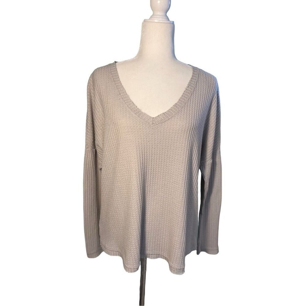 nine britton light gray long sleeve v-neck waffle knit top with frayed hem - M